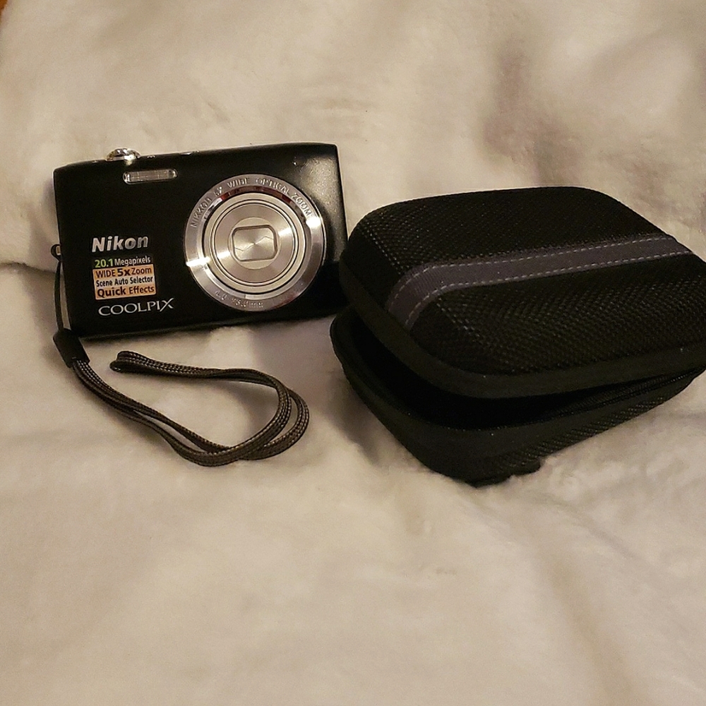*Gently Used* Nikon CoolPix Camera